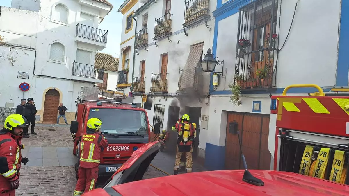 Los bomberos de Córdoba sofocan un incendio en una casa de la plaza de San Agustín