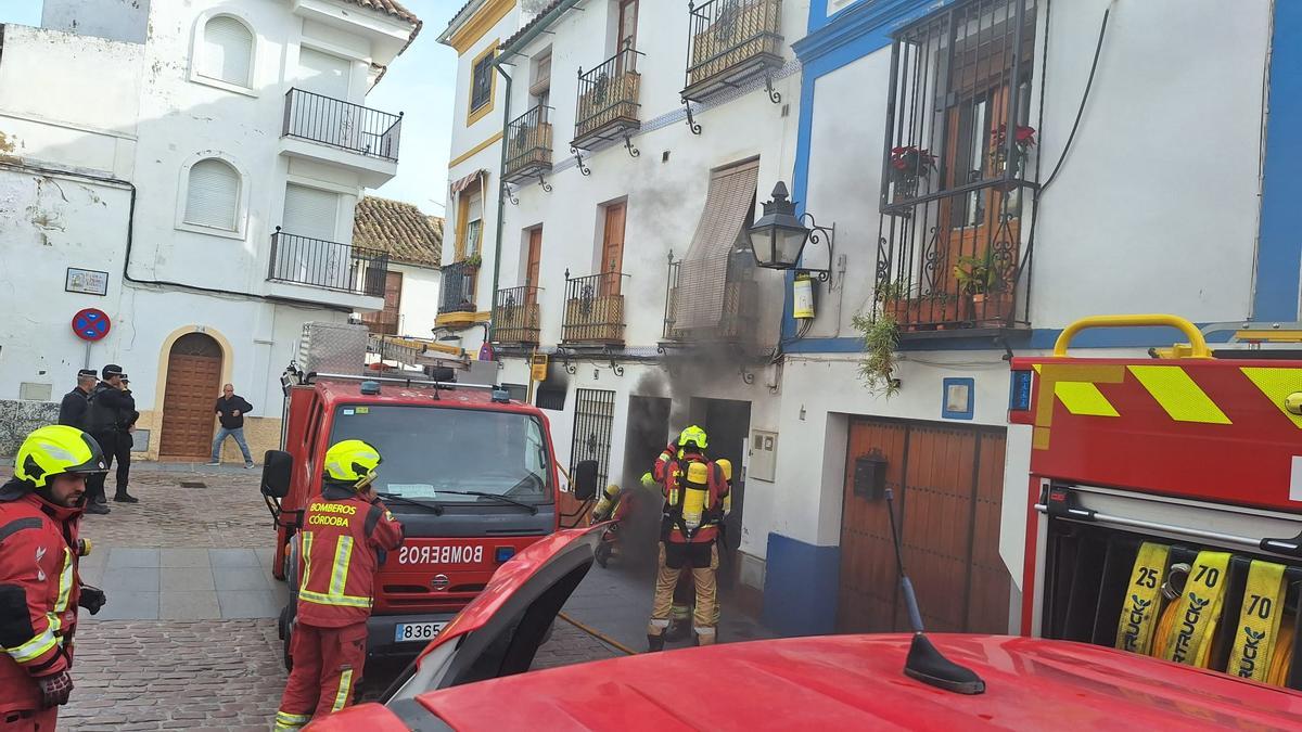 Bomberos de Córdoba actúan en un fuego en San Agustín este sábado.