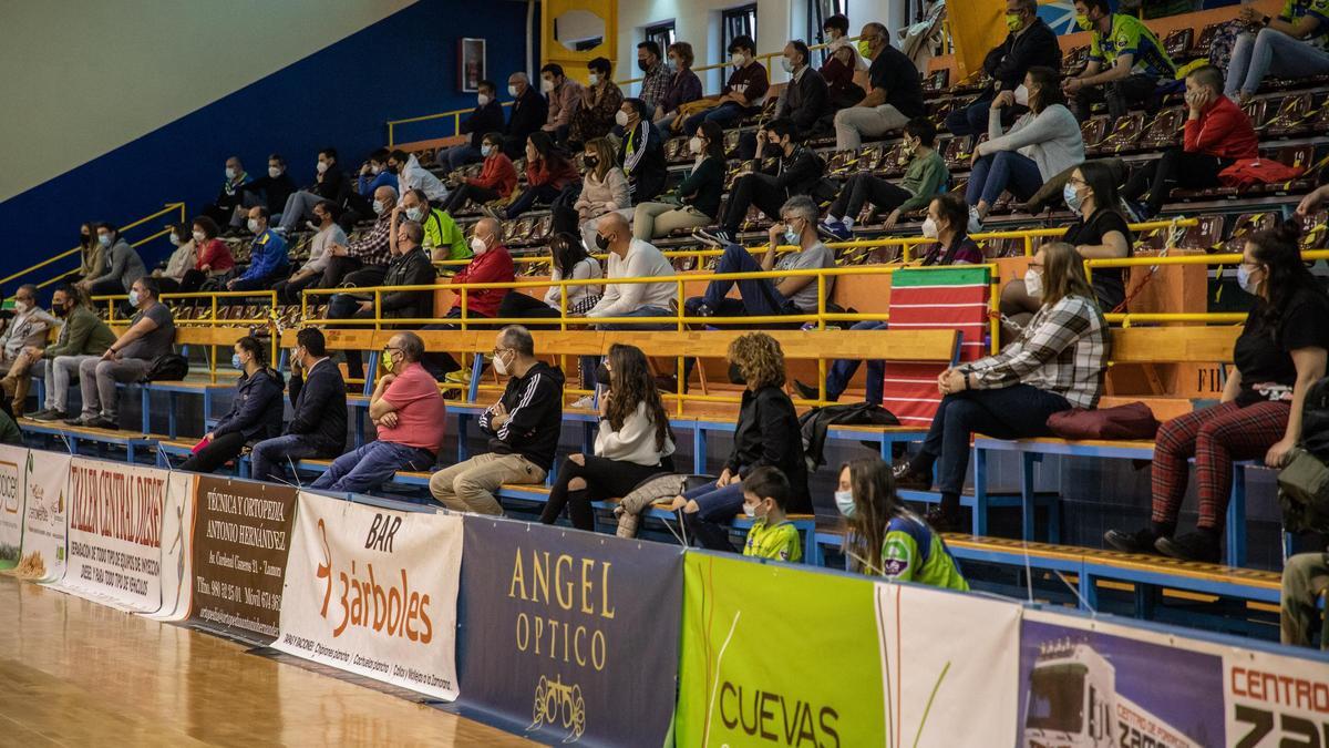 Afición del Balonmano Zamora en el Ángel Nieto