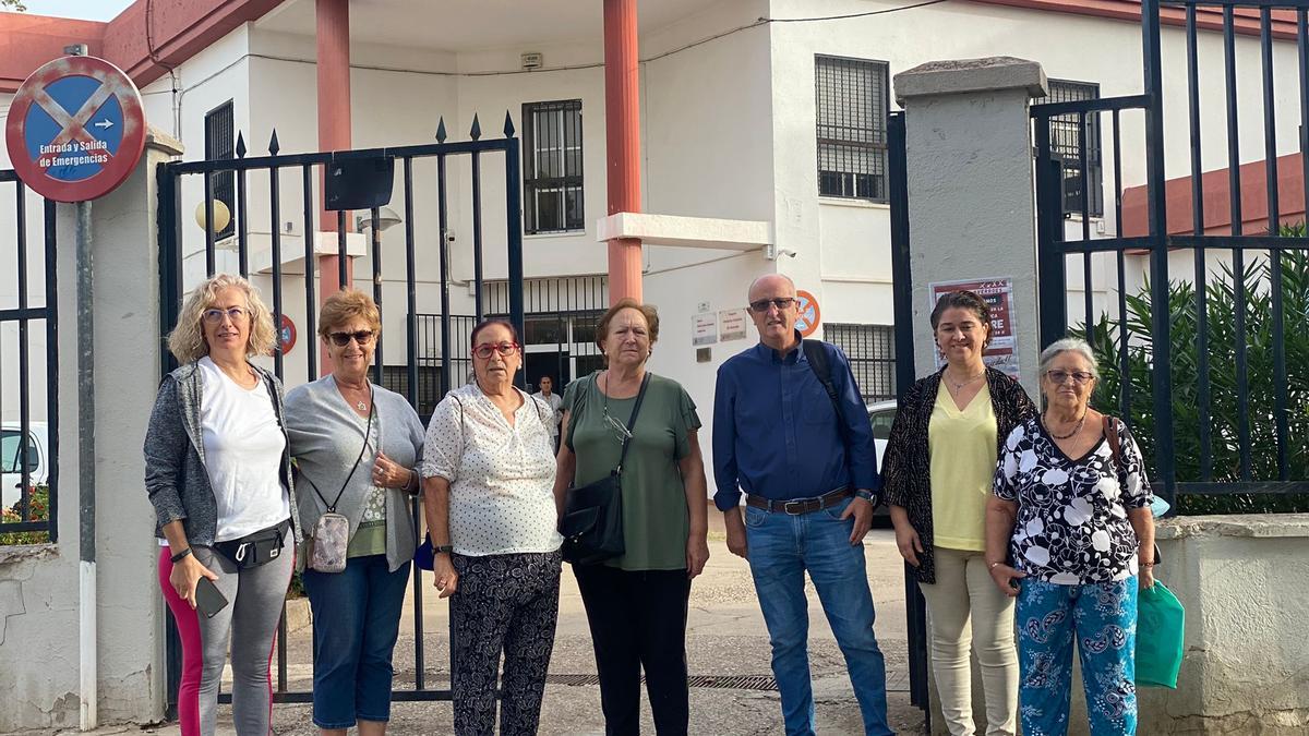 El concejal de IU Antonio de la Rosa y la coordinadora local, Irene Ruiz, en el Centro de Servicios Sociales de la calle Motril