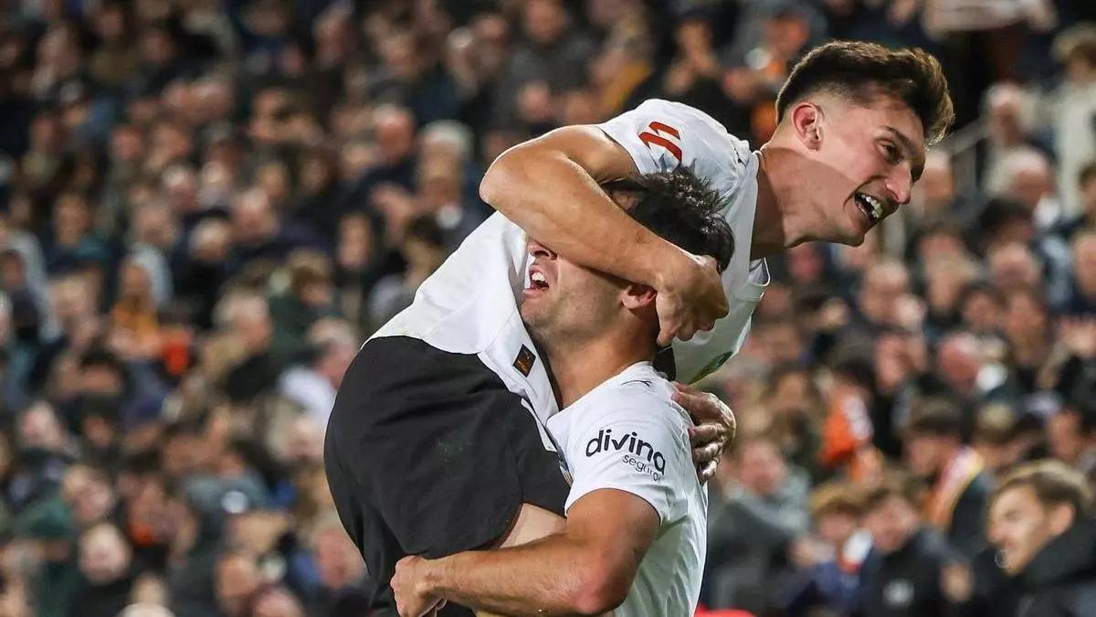 Pepelu celebra un gol con Hugo Duro.