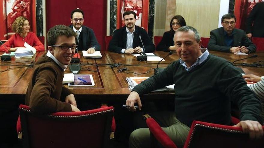 El portavoz de Podemos, Íñigo Errejón (i) y l líder de IU, Alberto Garzón (3i) junto a varios representantes del PSOE, Ciudadanos y Compromís durante las últimas negociaciones para formar Gobierno.
