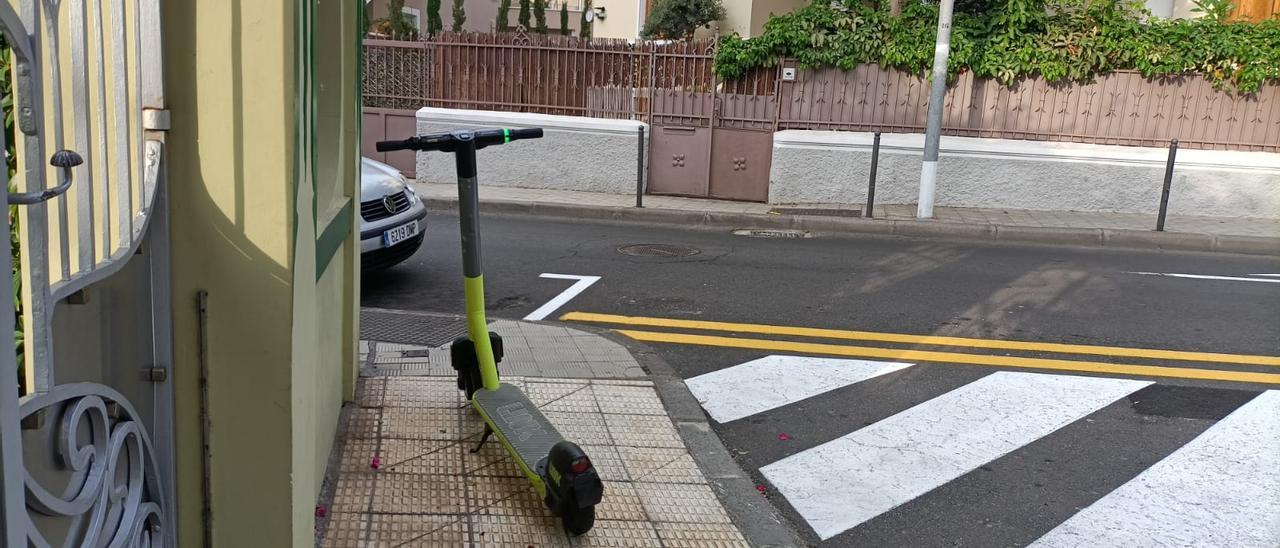 Un patinete mal estacionado en una calle de Santa Cruz.