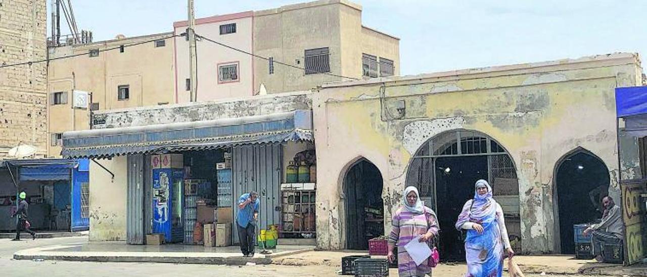 Dos mujeres pasean junto a un mercado de construcción española por las calles de Dajla.  | | E.D.