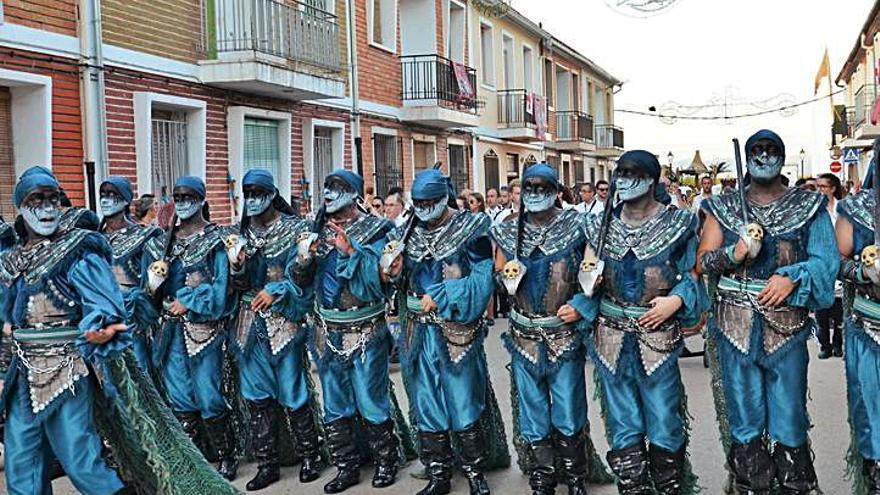 Filà cristiana
desfilando en unas fiestas 
de años pasados.  Simeó Martí