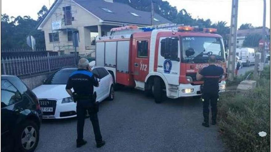 Camión de los bomberos atrapado en el acceso a la Festa. // Fdv