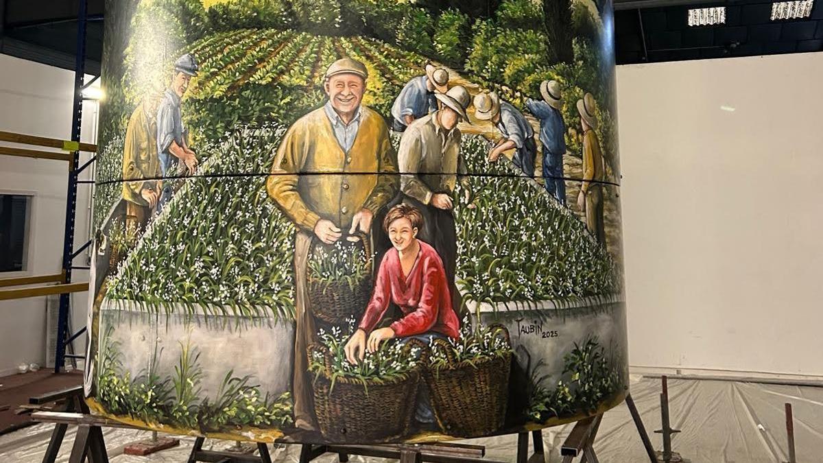 Una part del dipòsit d'aigua on Diana Taubin ha recreat la recol·lecció del muguet que es feia al poble fins al 1990.