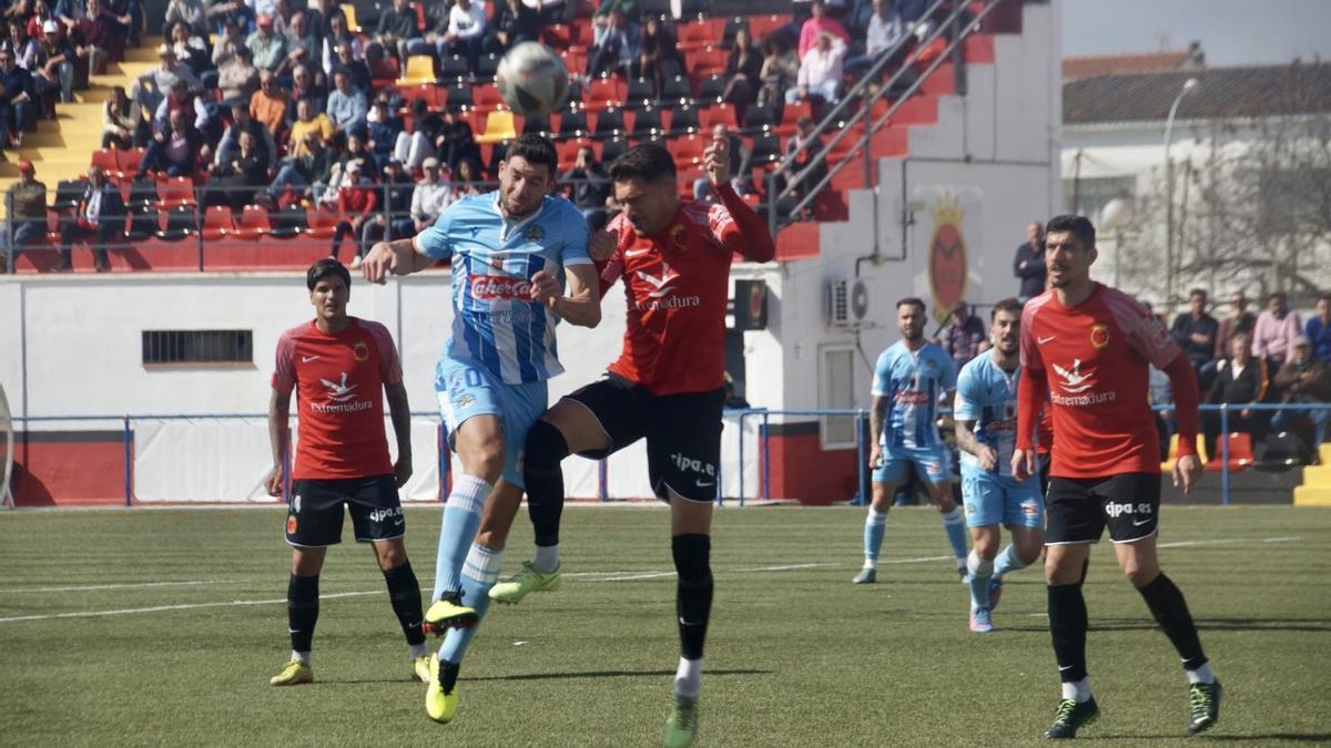 Lance del juego del partido entre Montijo y Coria jugado ayer en tierras de las Vegas Bajas del Guadiana.