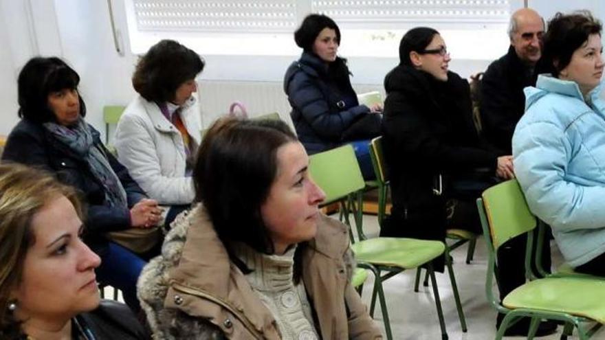 Los asistentes a la clase de la escuela de padres.  //  Iñaki Abella