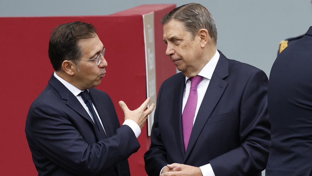 Políticos y autoridades esperan inicio desfile 12-O a pies de tribuna