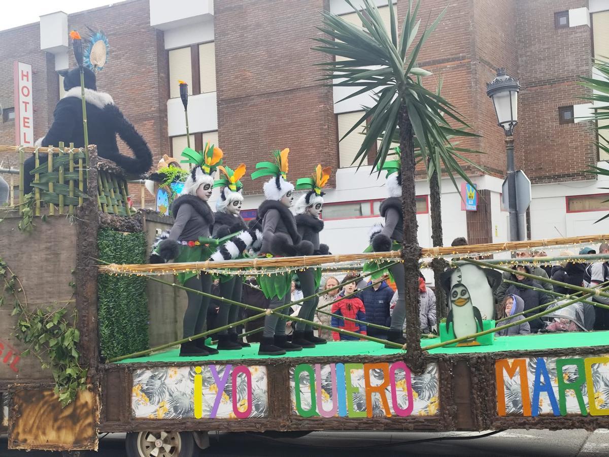 El carnaval de Tapia resiste a pesar de la lluvia