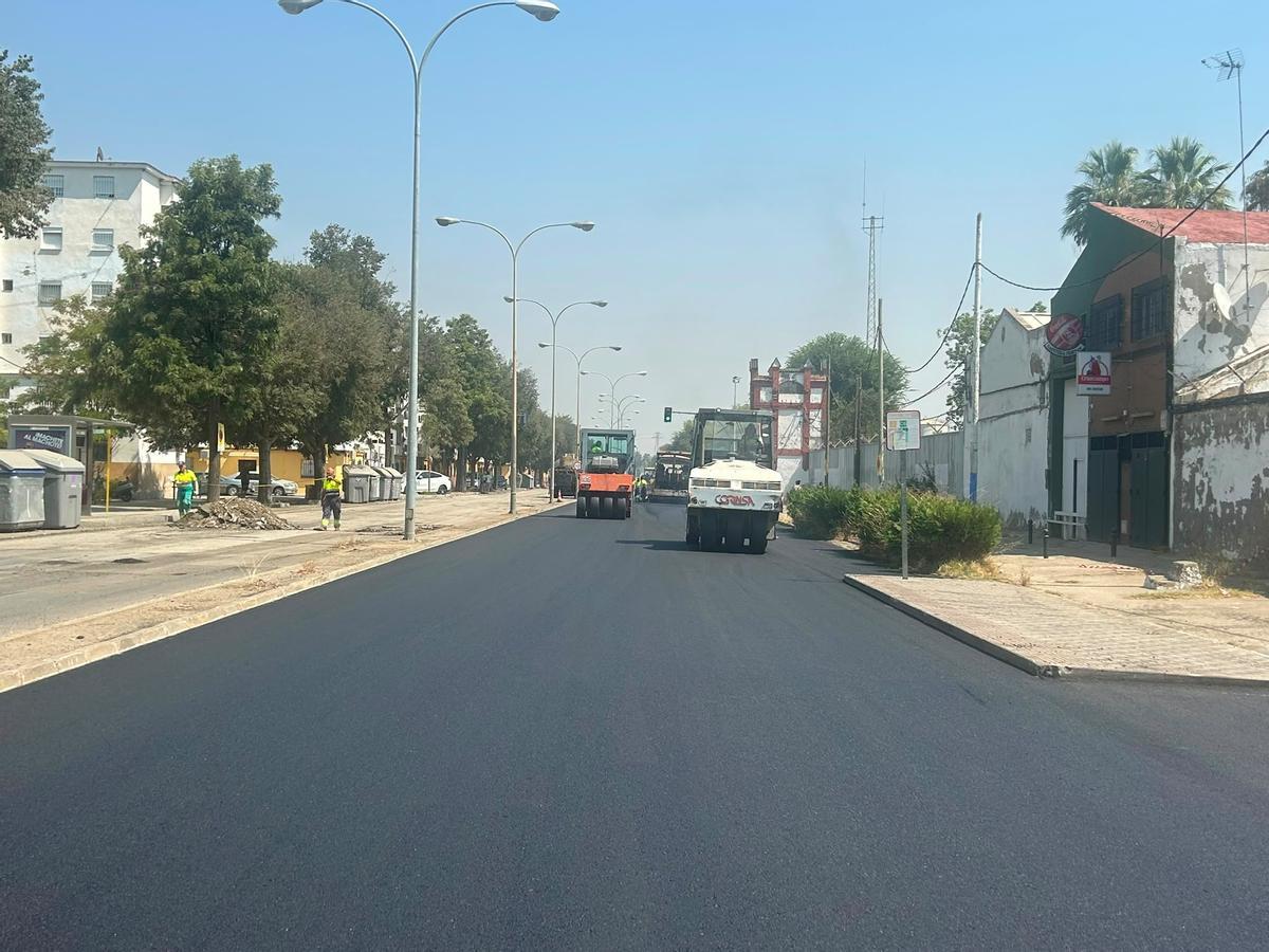 Reasfaltado de la avenida Medina y Galnares del barrio de San Jerónimo