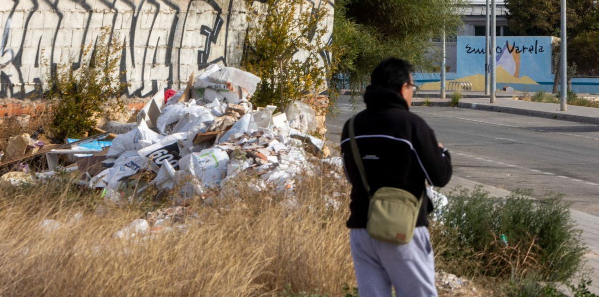 Más basureros ilegales junto a Santa Faz y en la Vía Parque. | ALEX DOMÍNGUEZ / RAFA ARJONES