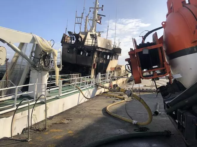 El 'Awadi' refuerza su estabilidad tras la extracción de 40.000 litros de agua, pero sigue humeando por cuarto día