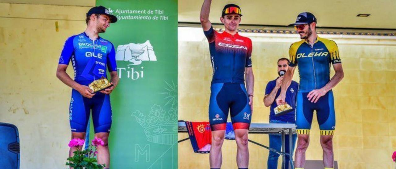 El ciclista Óscar Moscardó saluda al público tras su victoria. | MAITE GARCÍA