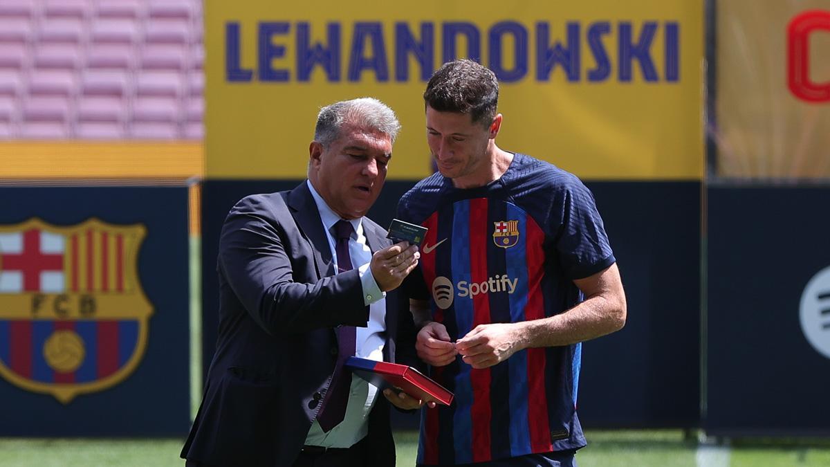Joan Laporta, presidente del FC Barcelona, junto a Robert Lewandowski el día que el delantero polaco fue presentado como nuevo jugador azulgrana