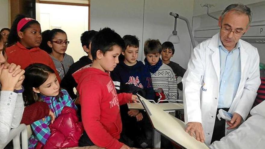 El director general de l&#039;hospital, Jordi Gassió, en una visita d&#039;escolars