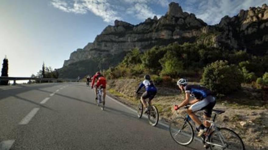 Grup de cicloturistes en plena ascensió a Montserrat