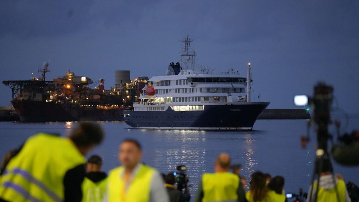 Així ha estat el desembarcament del creuer afectat pel brot d'hantavirus