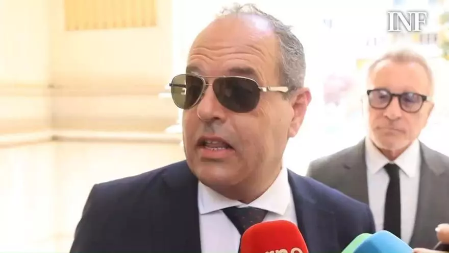 Carlos Baño llega a la Diputación acompañado por Jesús Navarro, vicepresidente de la Cámara de Comercio