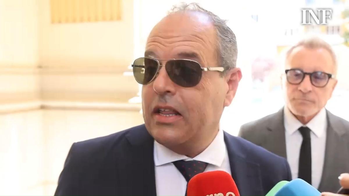 Baño se presenta en la comisión sobre los bonos de la Diputación de Alicante como una víctima y sin admitir preguntas
