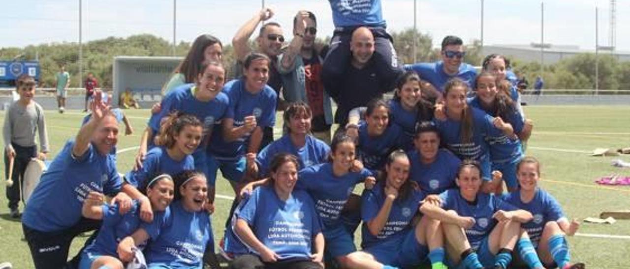 Laura, abajo en el centro, celebrando el triunfo con el equipo.