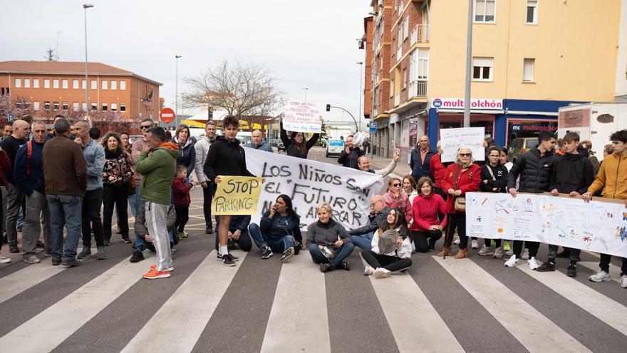 Los vecinos, durante la movilización organizada en la tarde de este jueves en la calle Villalpando. |