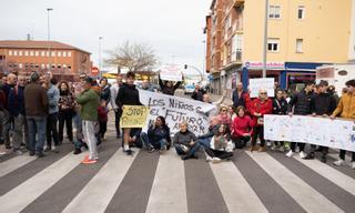 Los vecinos aguantan el pulso y gritan "no" al aparcamiento de La Vaguada