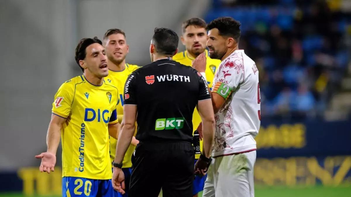 Alberto Jiménez, expectante durante la revisión de VAR.
