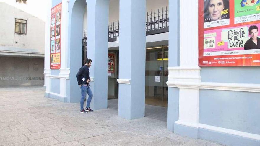 Un usuario accede a las instalaciones del teatro Ramos Carrión, en la capital.