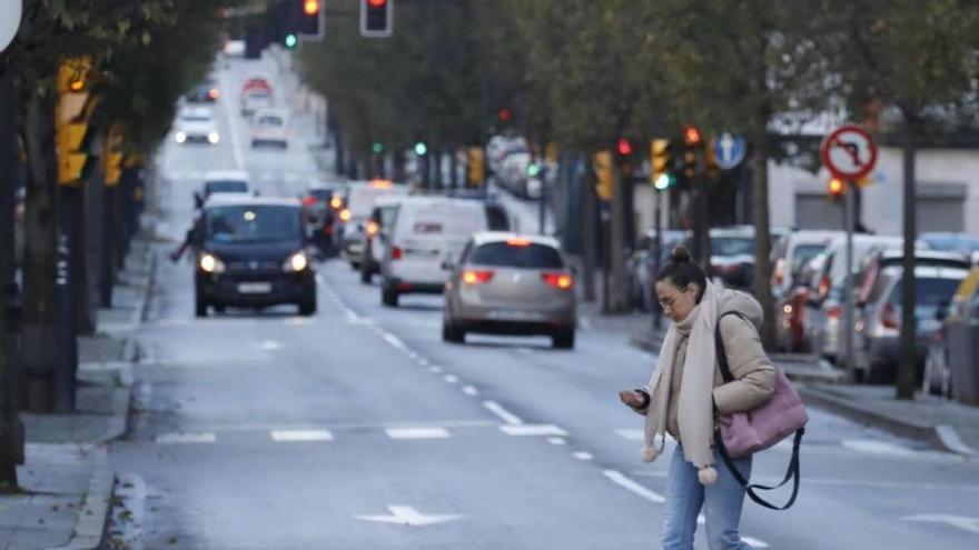 Coches circulando por un vial de La Calzada. | ÁNGEL GONZÁLEZ