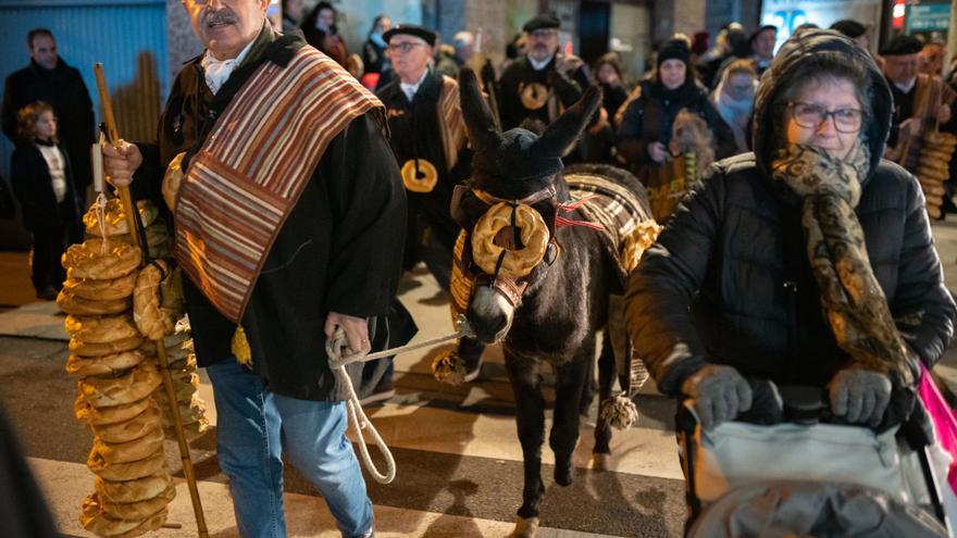 VÍDEO Y GALERÍA | La Cofradía del Cencerro y su burro Bolinche recuperan su salida la noche de San Antón