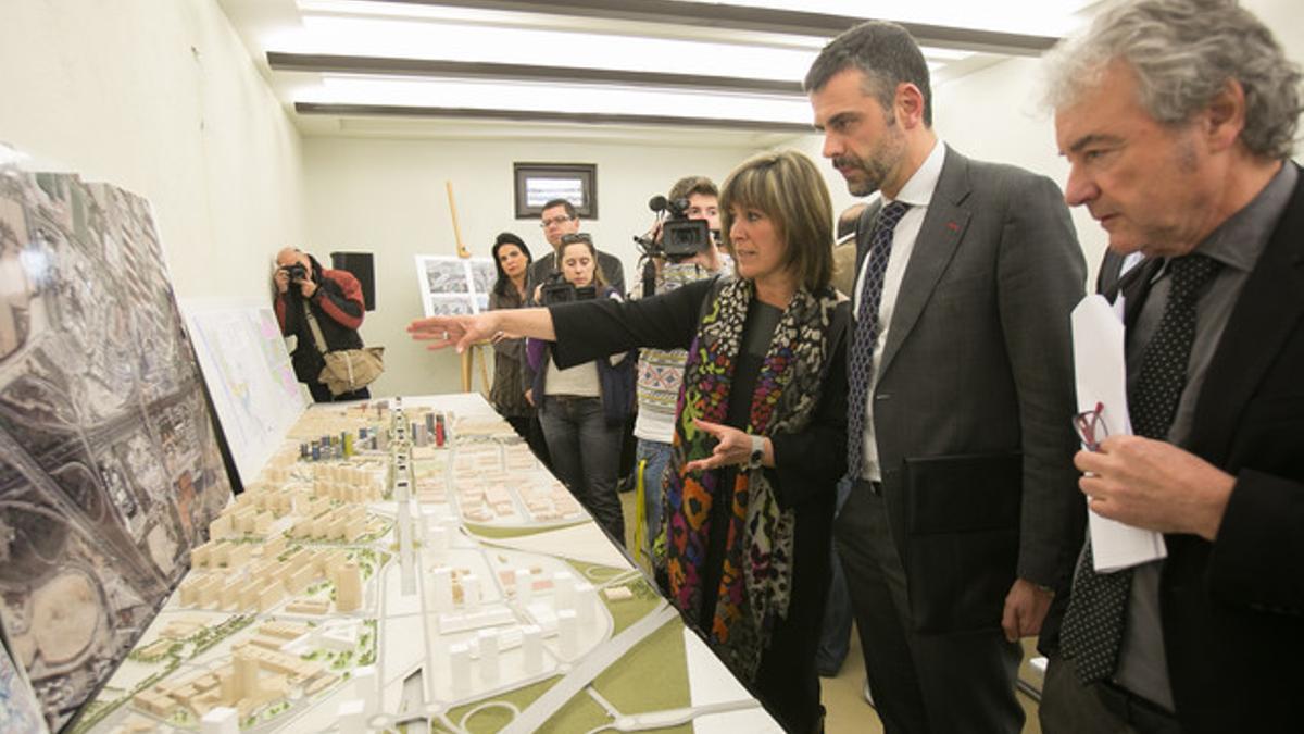La alcaldesa de L'Hospitalet, Núria Marín, y el consejero de Territorio y Sostenibilidad, Santi Vila, ante una maqueta de la Granvia, en la presentación del PDU.