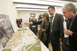 La alcaldesa de L’Hospitalet, Núria Marín, y el consejero de Territorio y Sostenibilidad, Santi Vila, ante una maqueta de la Granvia, en la presentación del PDU.