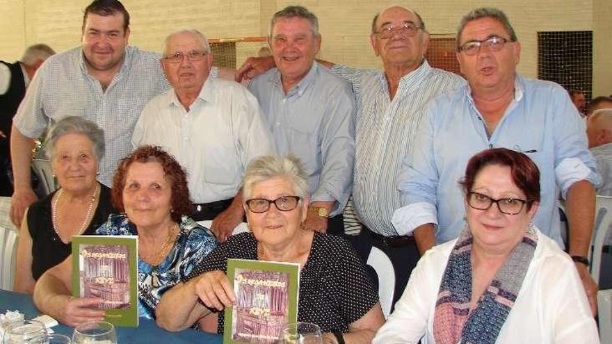 Herminio Sande (de pie, centro), acompañado de vecinos. // Faro