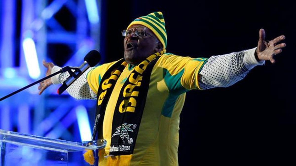 EL BALL DEL NOBEL - Desmond Tutu es diverteix durant la cerimònia d’obertura del primer Mundial realitzat al continent africà.
