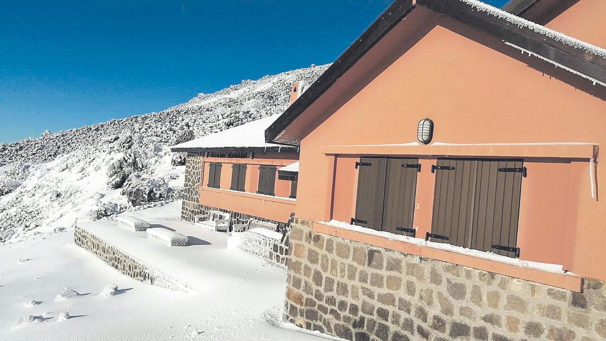 Imagen del Refugio de Altavista durante una nevada en el Parque Nacional del Teide.