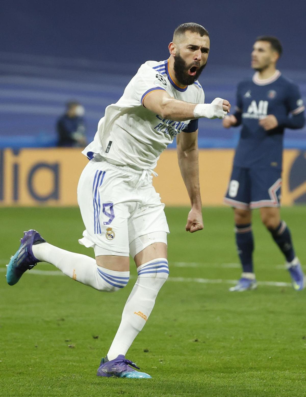 MADRID, 09/03/2022.- El delantero del Real Madrid Karim Benzemá celebra tras marcar ante el París Saint Germain, durante el partido de vuelta de los octavos de final de la Liga de Campeones que disputan hoy miércoles en el estadio Santiago Bernabéu. EFE/Juanjo Martín