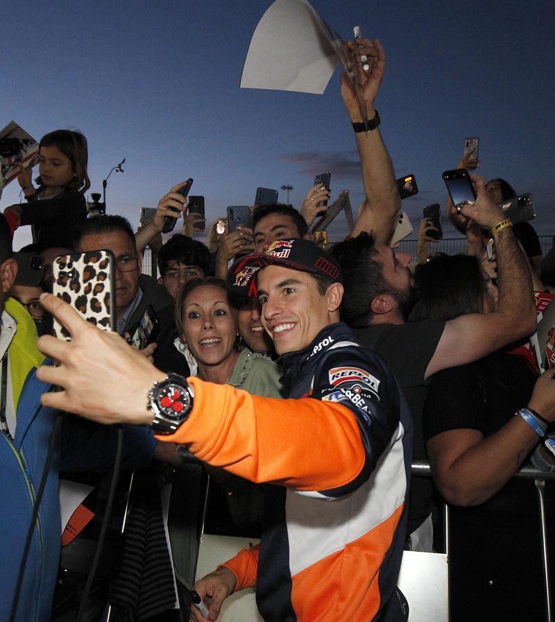 Ambientazo en Cheste | La afición disfruta con el Pit Walk