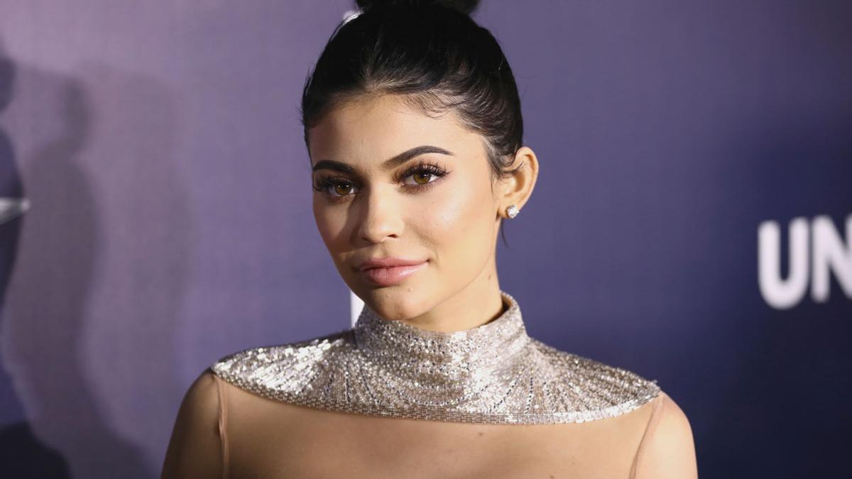 Kylie Jenner con moño alto en una fiesta tras los Globos de Oro