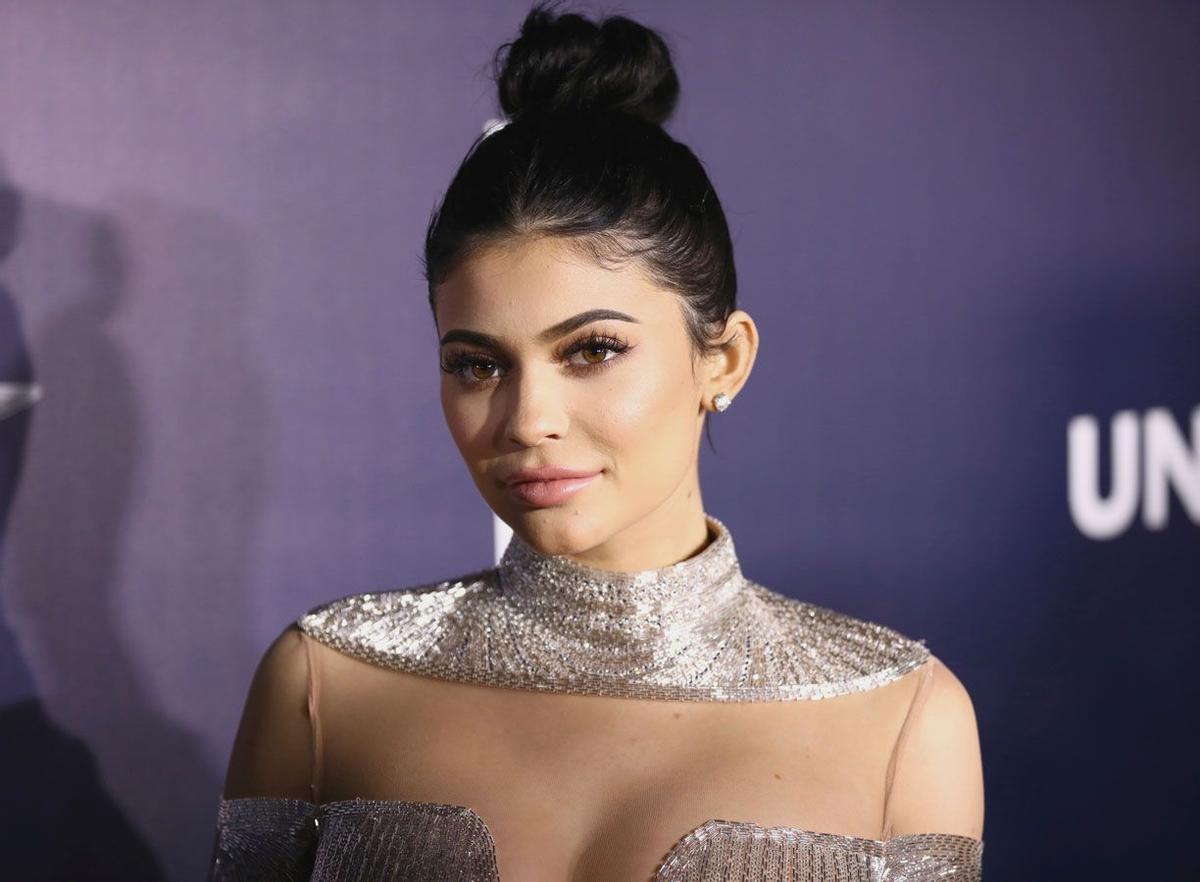 Kylie Jenner con moño alto en una fiesta tras los Globos de Oro