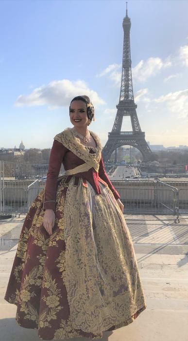 Marina y Sara, en la fiesta fallera de París.