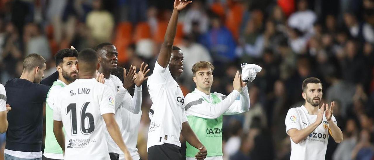 El equipo valencianista agradeciendo su apoyo a la grada de Mestalla