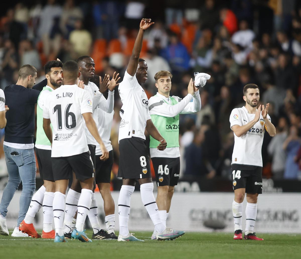 El equipo valencianista agradeciendo su apoyo a la grada de Mestalla