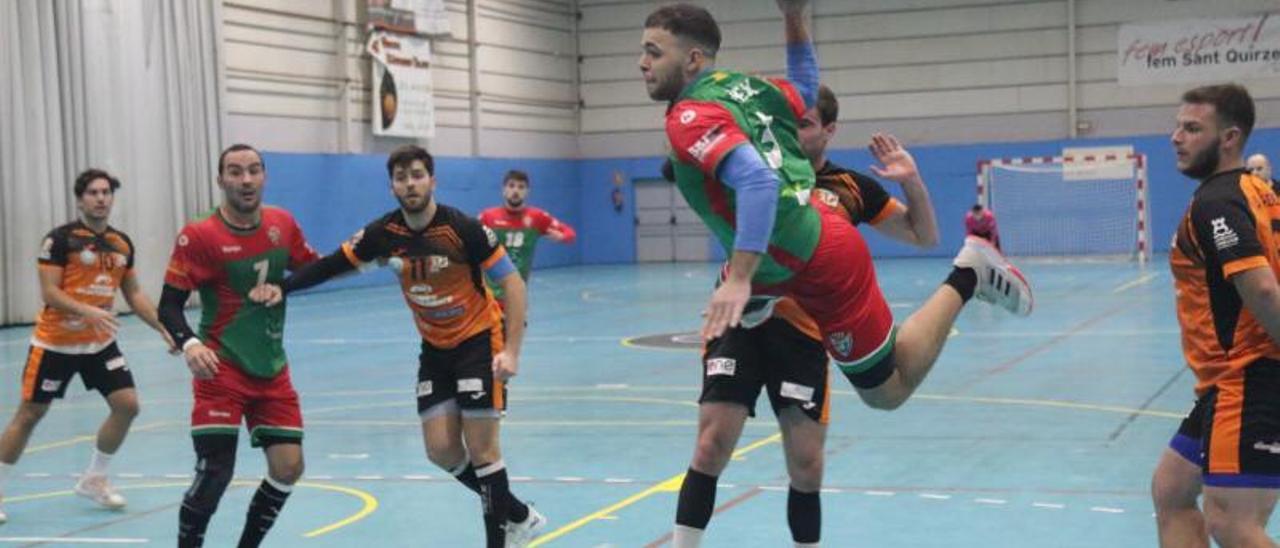 Un jugador del Sant Quirze se dispone a lanzar, ayer en el duelo ante el HC Eivissa. | NICO ROBLES