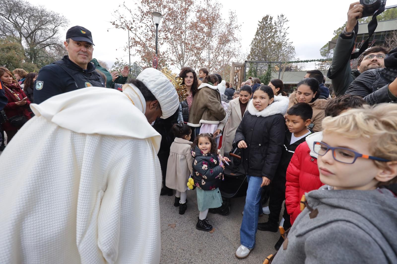 En imágenes | Los Reyes Magos ya están en Zaragoza: miles de familias los reciben en el Parque Grande