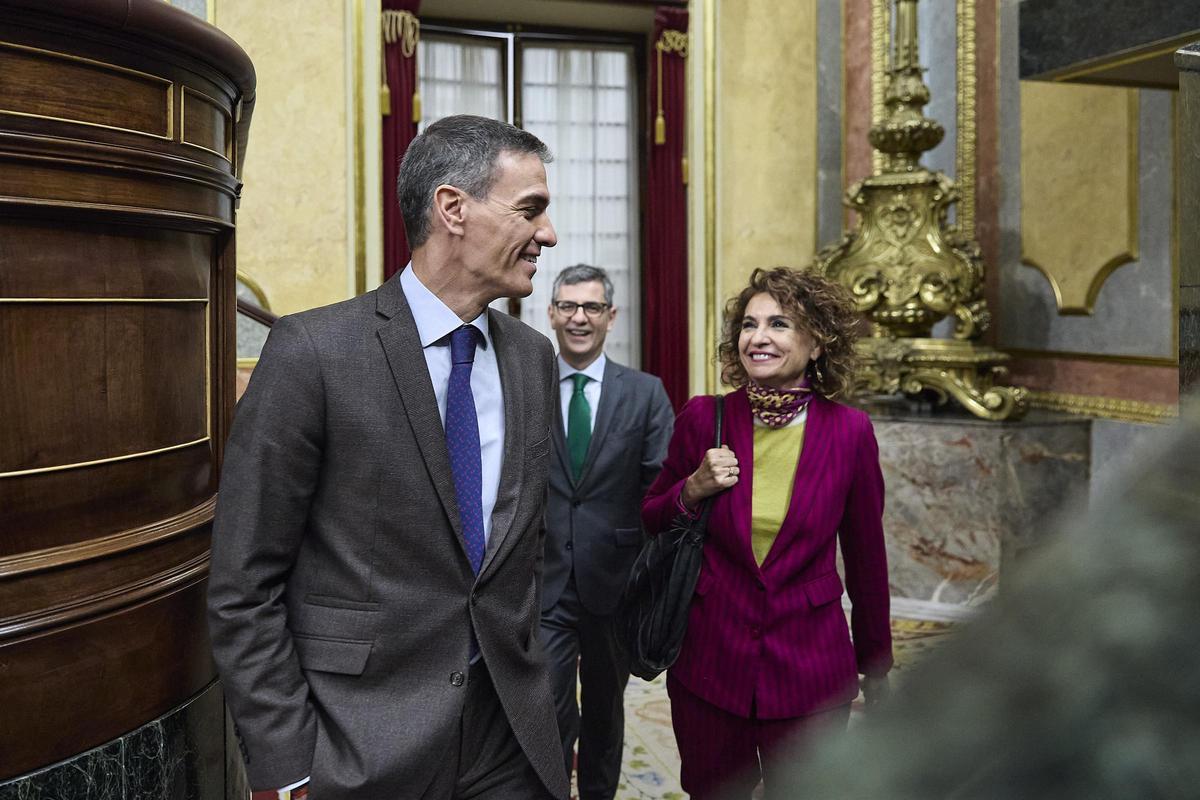 (I-D) El presidente del Gobierno, Pedro Sánchez; y la vicepresidenta primera y ministra de Hacienda, María Jesús Montero; durante una sesión plenaria, en el Congreso de los Diputados, a 26 de febrero de 2026, en Madrid (España).