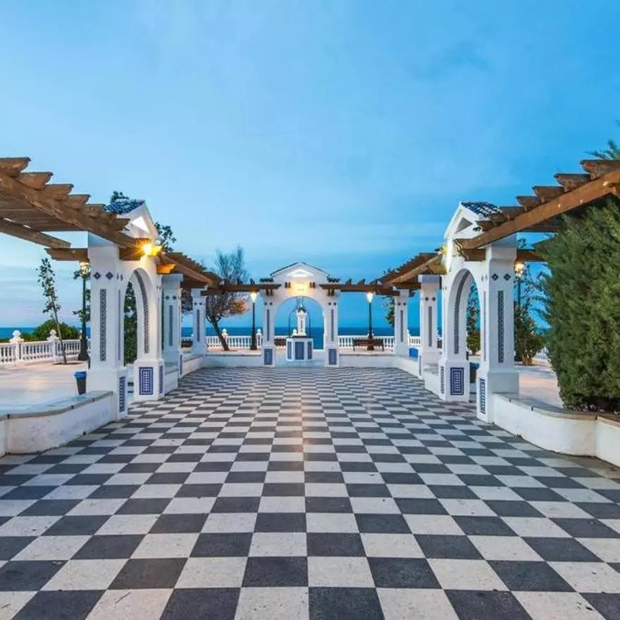 El paseo marítimo español de inspiración modernista que parece una ola blanca congelada