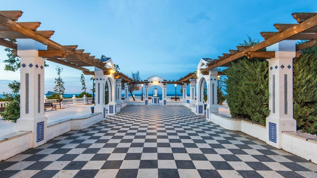 El paseo marítimo de la Costa Blanca que parece una ola blanca congelada