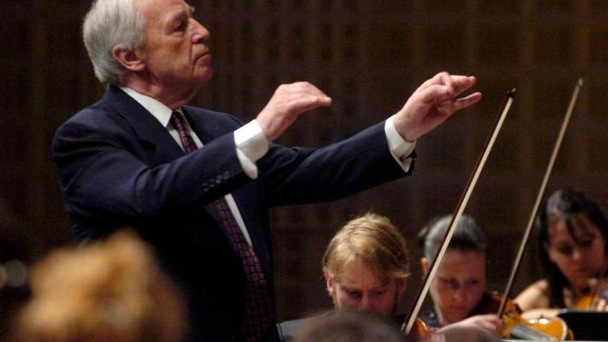 Pierre Boulez, en una imagen de archivo tomada en 2006, dirigiendo la Orquesta de la Academia de Lucerna.